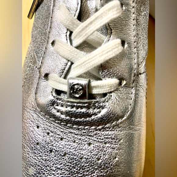 ♦️Michael Kors Women’s Addie lace up Silver Sneakers Size 8.5♦️ - Picture 5 of 14